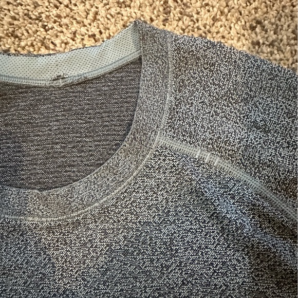 Men’s Lululemon size Small metal vent tech, long sleeve Crew Neckline - Picture 5 of 8